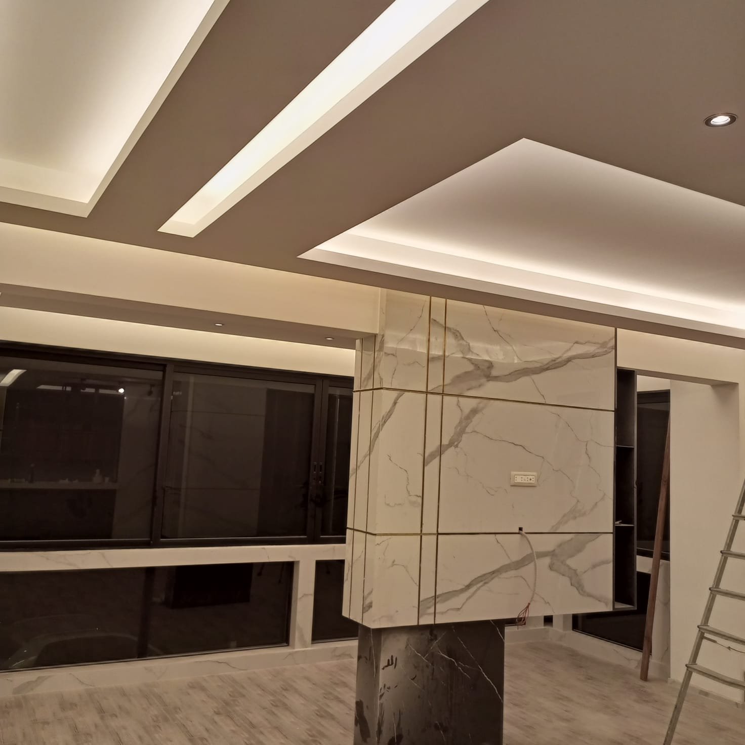 Wandgestaltung mit Marmor und Beleuchtung